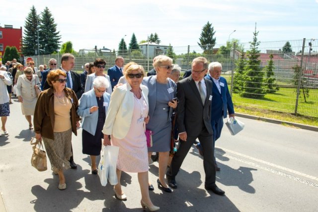 Przemarsz uczestników Jubileuszu Szkoły